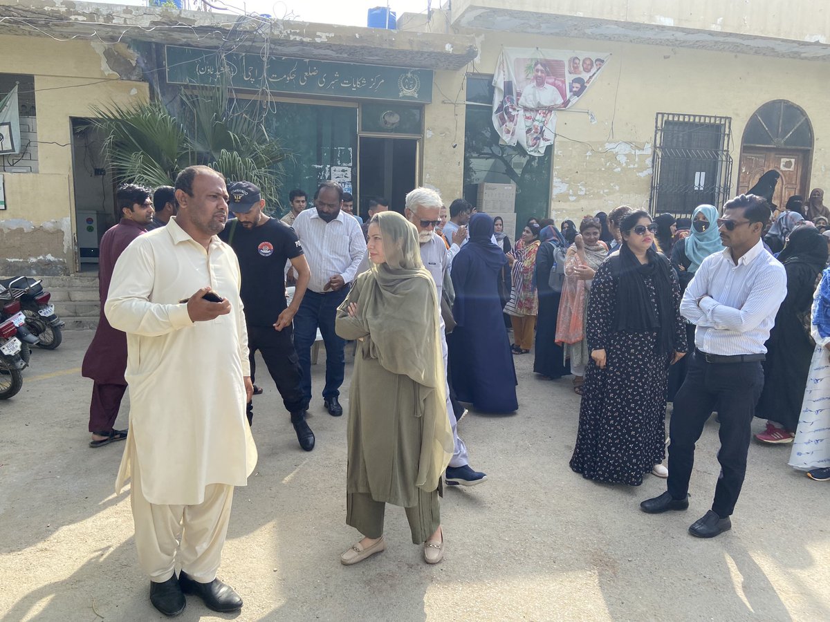 S_NehaShah's tweet photo. Polio morning briefing session in PECHS
Everyone is requested to please cooperate with polio teams. They have working tirelessly round the clock to administer vaccines and facilitate public 🙏
#POLIO2023 #assistantcommissioner #Ferozabad #DistrictEast https://t.co/rETCitexWz