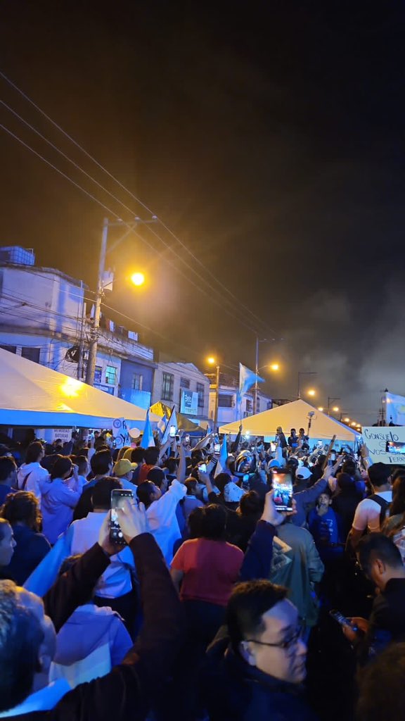 noficciongt's tweet photo. #ParoNacional Los refuerzos de los estudiantes de psicología del CUM/USAC llegan para acompañar a los @48_CantonesToto frente al @MPguatemala y exigir la renuncia de Consuelo Porras y Rafael Curruchiche. 

Las autoridades indígenas reciben a la caravana de estudiantes entre consignas de “sí se puede”. 

📸 Cortesía