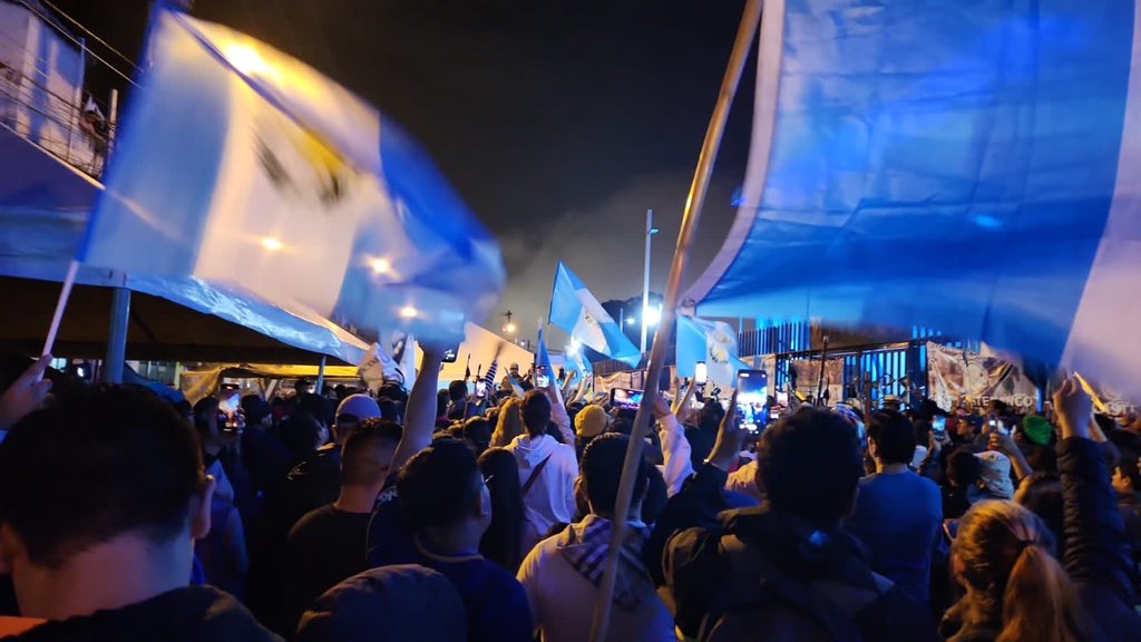 noficciongt's tweet photo. #ParoNacional Los refuerzos de los estudiantes de psicología del CUM/USAC llegan para acompañar a los @48_CantonesToto frente al @MPguatemala y exigir la renuncia de Consuelo Porras y Rafael Curruchiche. 

Las autoridades indígenas reciben a la caravana de estudiantes entre consignas de “sí se puede”. 

📸 Cortesía