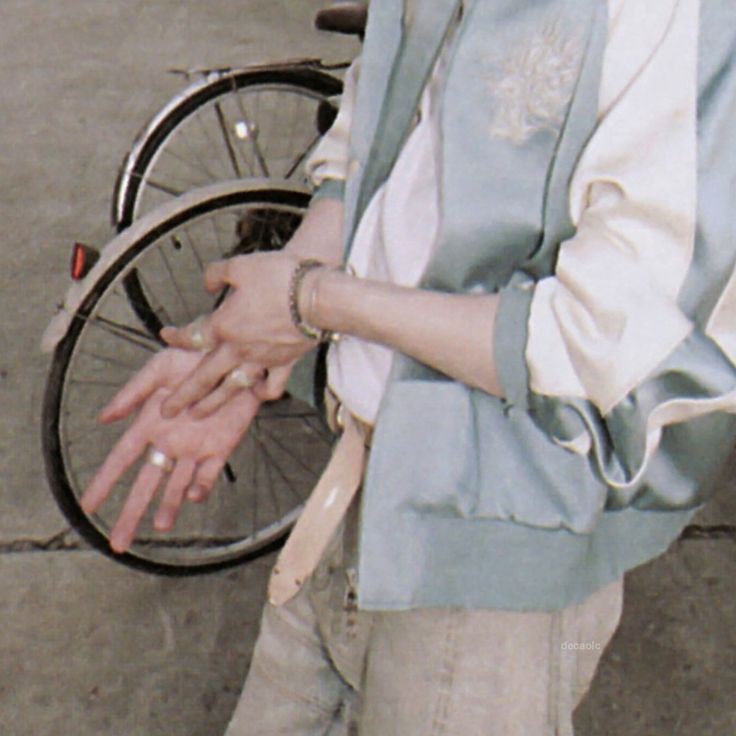 SUGA CLIPS YOU DIDN'T KNEW YOU NEEDED (1/7)

- a thread ♡~