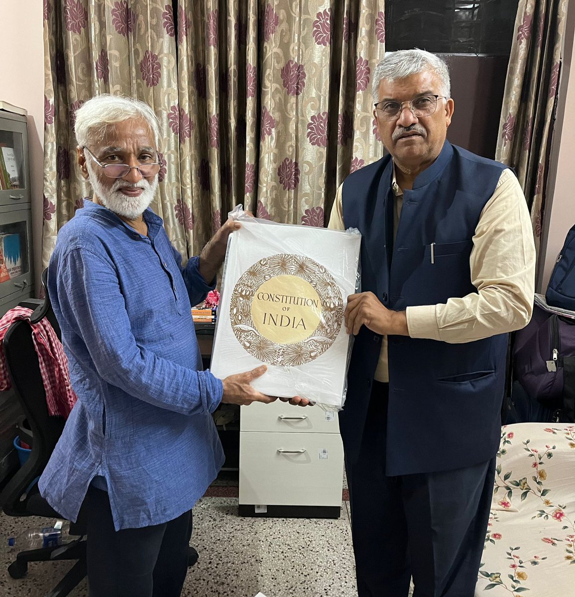 बीती रात सुप्रीम कोर्ट के सीनियर एडवोकेट Dr K S Chouhan हमारे घर पहुंचे. उन्होंने भारतीय संविधान की मूल (वृहत्ताकार) प्रति की अनुकृति भेंट की. इस संविधान की रक्षा और इसके मूल्यों-विचारों का पालन हम सबका कर्तव्य है. जय भारत, जय संविधान, जन जनतंत्र!
