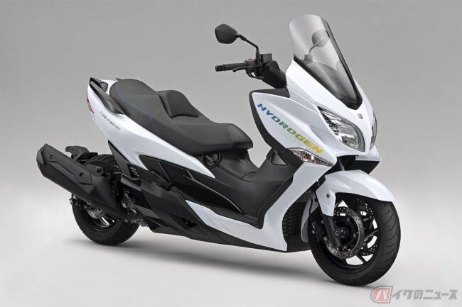 PutiMotor's tweet photo. スズキが「水素エンジンバーグマン試験車両」を公開❗️🛵

市販モデルの「バ―グマン 400ABS」に、70MPaの水素タンクと水素エンジンを搭載した試験車両のカットモデル。

10/26〜11/5に、東京ビッグサイトで開催される「JAPAN MOBILITY SHOW2023」で、二輪技術として参考出品。

https://t.co/I3X0fzpGC1 https://t.co/q061SJY8zM