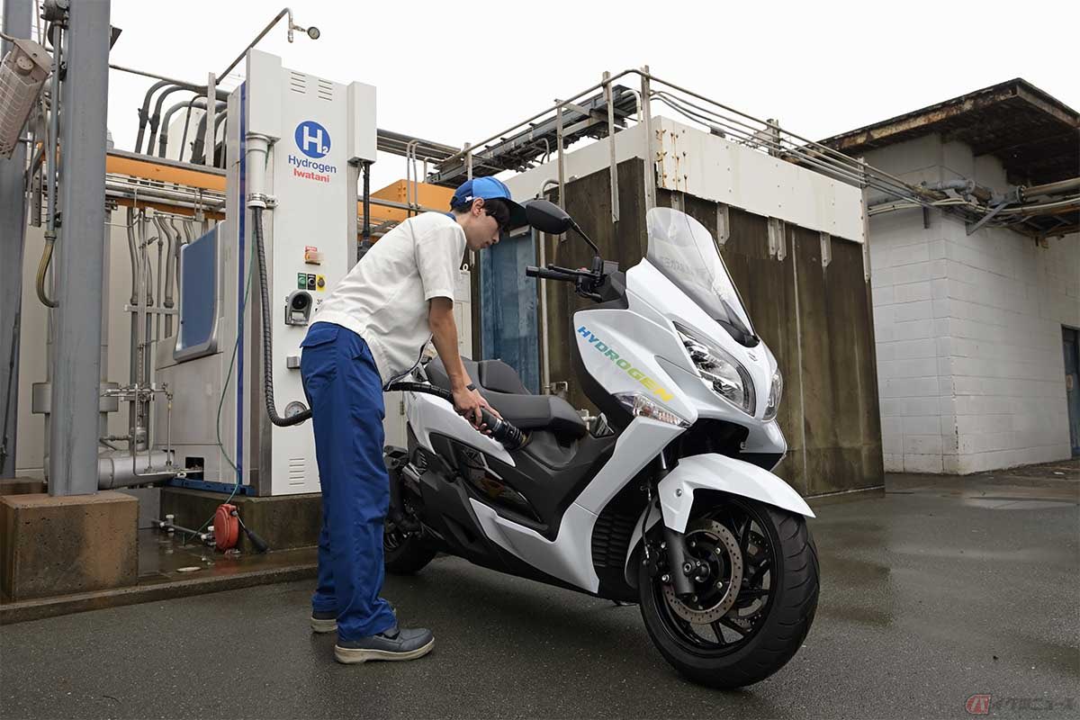 PutiMotor's tweet photo. スズキが「水素エンジンバーグマン試験車両」を公開❗️🛵

市販モデルの「バ―グマン 400ABS」に、70MPaの水素タンクと水素エンジンを搭載した試験車両のカットモデル。

10/26〜11/5に、東京ビッグサイトで開催される「JAPAN MOBILITY SHOW2023」で、二輪技術として参考出品。

https://t.co/I3X0fzpGC1 https://t.co/q061SJY8zM