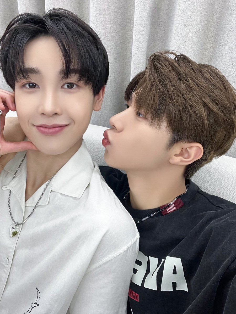 [#현우] 헌터의 Birthday를 축하합니다 !! 🥳🥳 항상 듬직하고 멋진 헌터 ! 🕺 앞으로도 잘 부탁하고 영어도 더 많이 알려줘어 🤪
#xikers #싸이커스