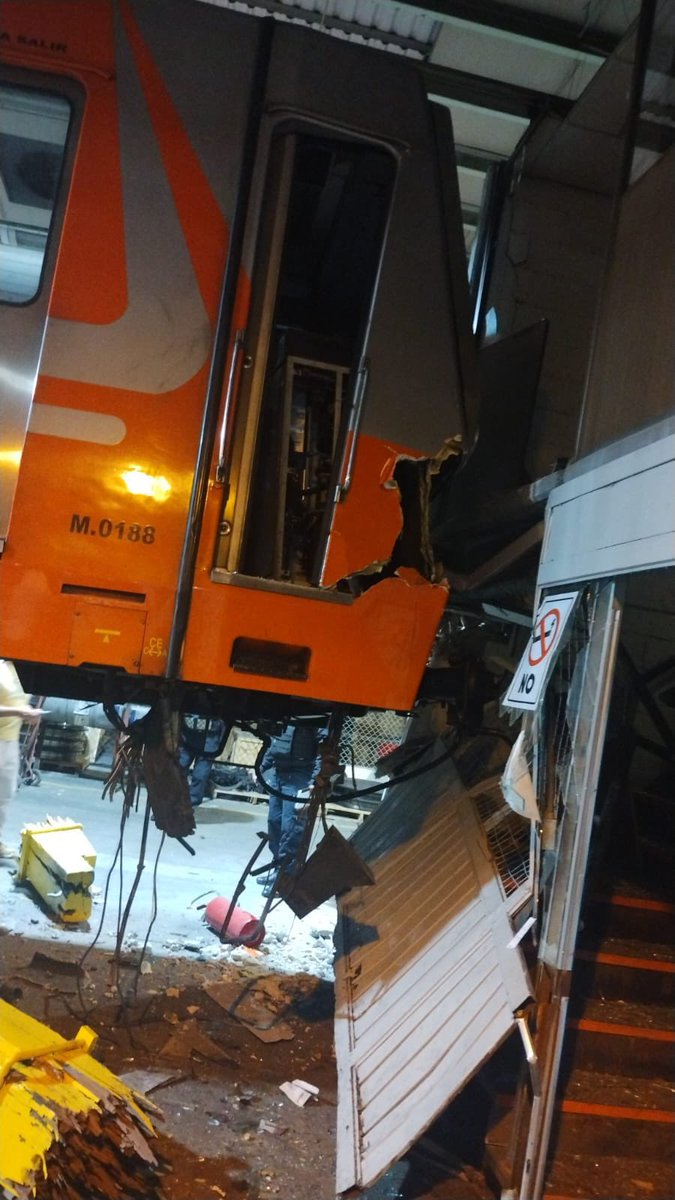 vampipe's tweet photo. Última hora.

Acaban de estrellar un tren del @MetroCDMX en el taller de Rosario… Toing! Digo… Crash! https://t.co/odozeycrQr