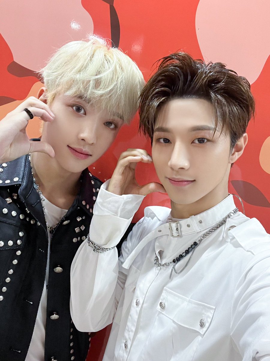 [#현우] 막내 유준이의 생일을 축하합니당 ~ ! 🥳🥳 엉뚱하고 순수한 유준아 !! 너의 밝은 모습에 팀 분위기가 좋아지는 것 같아 항상 고맙고 앞으로도 쭉 ! 한결같아줘 😝😝
#xikers #싸이커스