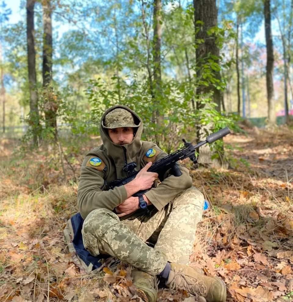 На фронті загинув український музикант-трембітар Андрій Чепіль

Андрій грав на трембіті у гурті Кораллі. Також був учасником кавер-гуртів "Frisson Band", "Smerichka".

Артист загинув при штурм під Роботиним ще 28 червня. Разом із ним смертельні травми отримали ще три побратими.