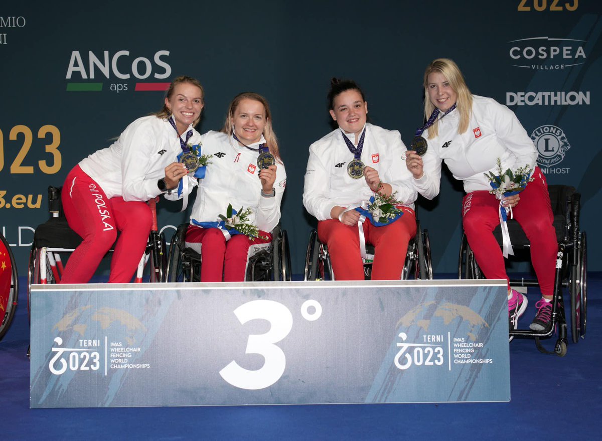 Polski Komitet Paralimpijski (@paralympic_pl) on Twitter photo 🥉Żeńska drużyna szablowa w składzie: Kinga Dróżdż, Marta Fidrych, Karolina Strawińska i Jadwiga Pacek zdobyła brązowe medale Mistrzostw Świata w szermierce na wózkach, które odbywają się we włoskim Terni.
#KibicujemyParalimpijczykom
<a href="/SPORT_GOV_PL/">Ministerstwo Sportu i Turystyki</a> <a href="/funduszpfron/">PFRON</a> <a href="/Polsport/">Michał Pol</a> 🥉Żeńska drużyna szablowa w składzie: Kinga Dróżdż, Marta Fidrych, Karolina Strawińska i Jadwiga Pacek zdobyła brązowe medale Mistrzostw Świata w szermierce na wózkach, które odbywają się we włoskim Terni.
#KibicujemyParalimpijczykom
<a href="/SPORT_GOV_PL/">Ministerstwo Sportu i Turystyki</a> <a href="/funduszpfron/">PFRON</a> <a href="/Polsport/">Michał Pol</a>