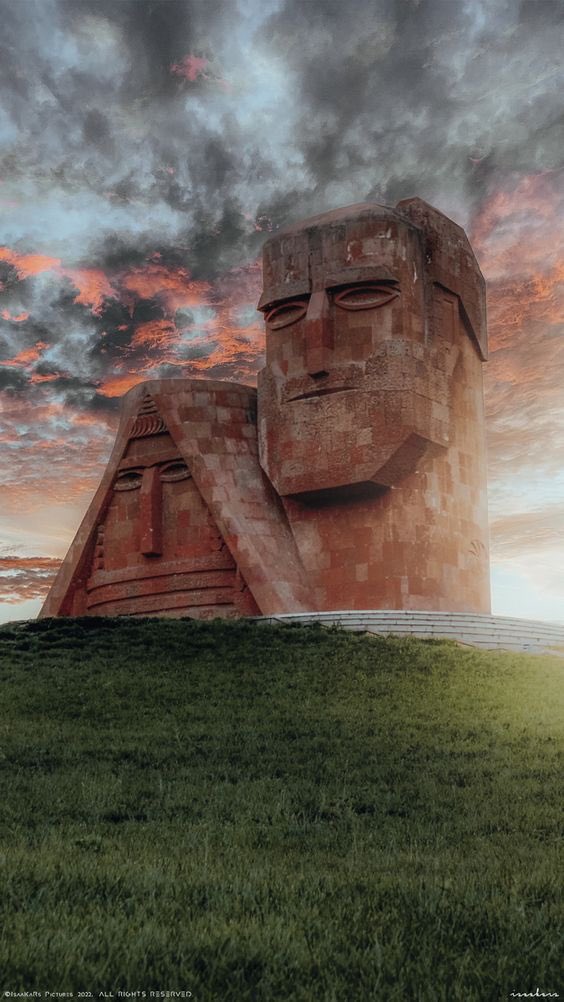 fdevedjian's tweet photo. Depuis 1️⃣6️⃣ jours l’#Artsakh (Haut-Karabakh) est totalement occupé par les séides de la dictature Aliyev 🇦🇿

➡️ Épuration ethnique : 120.000 habitants ont fui leur terre pour éviter la mort

➡️ Patrimoine en danger 

➡️ Menaces directes contre l’Arménie 🇦🇲 https://t.co/WeBVpIqzDG