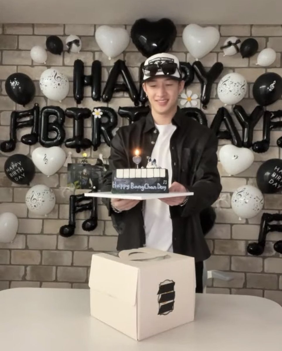 skzinfoespmx's tweet photo. La panadería que hizo el pastel 🎂 de Bang Chan por su cumpleaños, publicó el producto final de como quedó 😭💗 https://t.co/pFx3OfZDZg