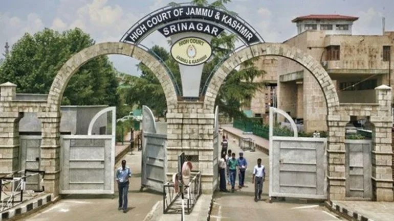 The High Court of J&K and #Ladakh on Wednesday dismissed a petition, challenging the upper age bar of 35 years on 69 posts of Civil Judge (Junior Division) in Subordinate Judiciary, the prelims examination for which is scheduled to be held on ensuing Sunday.
#Kashmir #jagoKashmir