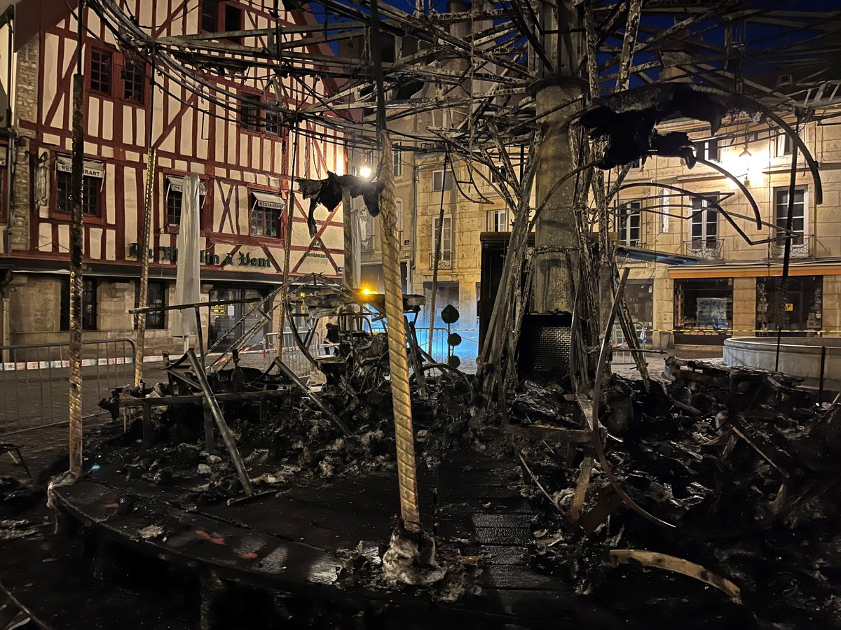 ici_bourgogne's tweet photo. Il ne reste plus rien ce matin du mythique Carrousel de la place François Rude à Dijon 
📸@stephconch / France Bleu Bourgogne https://t.co/t3RNs9b6cr
