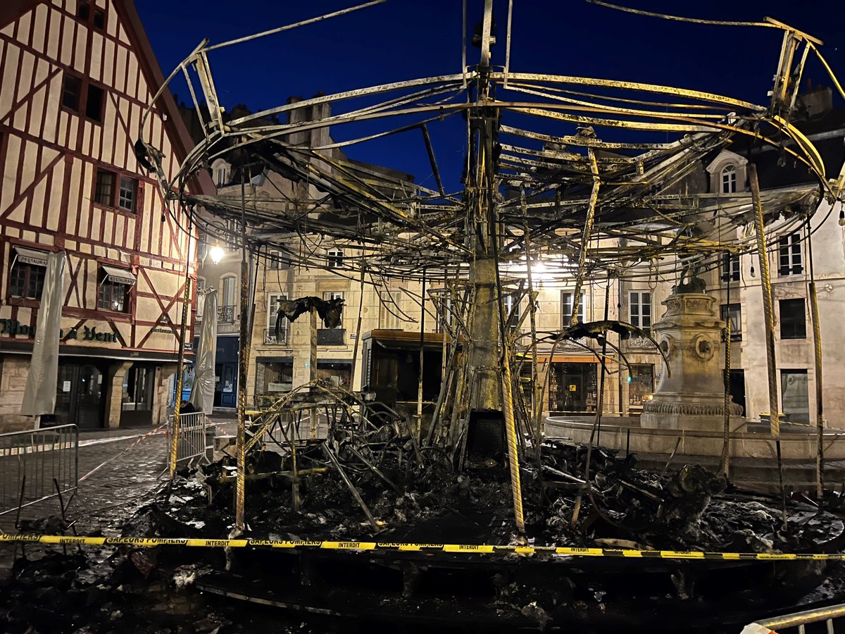 ici_bourgogne's tweet photo. Il ne reste plus rien ce matin du mythique Carrousel de la place François Rude à Dijon 
📸@stephconch / France Bleu Bourgogne https://t.co/t3RNs9b6cr