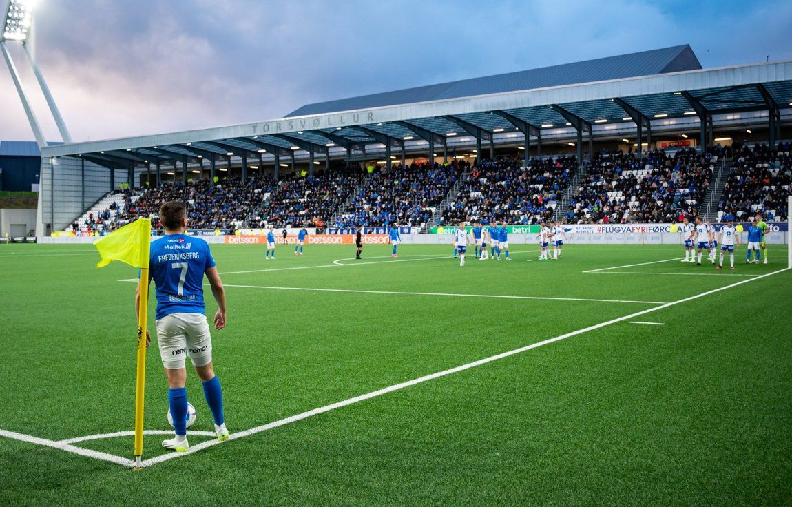 20minutesSport's tweet photo. Klaksvik-Losc : Aéroport flippant, vent violent et une terreur d’attaquant, il s’annonce bien ce périple aux Iles Féroé ? https://t.co/JsEU5qH84M https://t.co/cX9hJexxxW