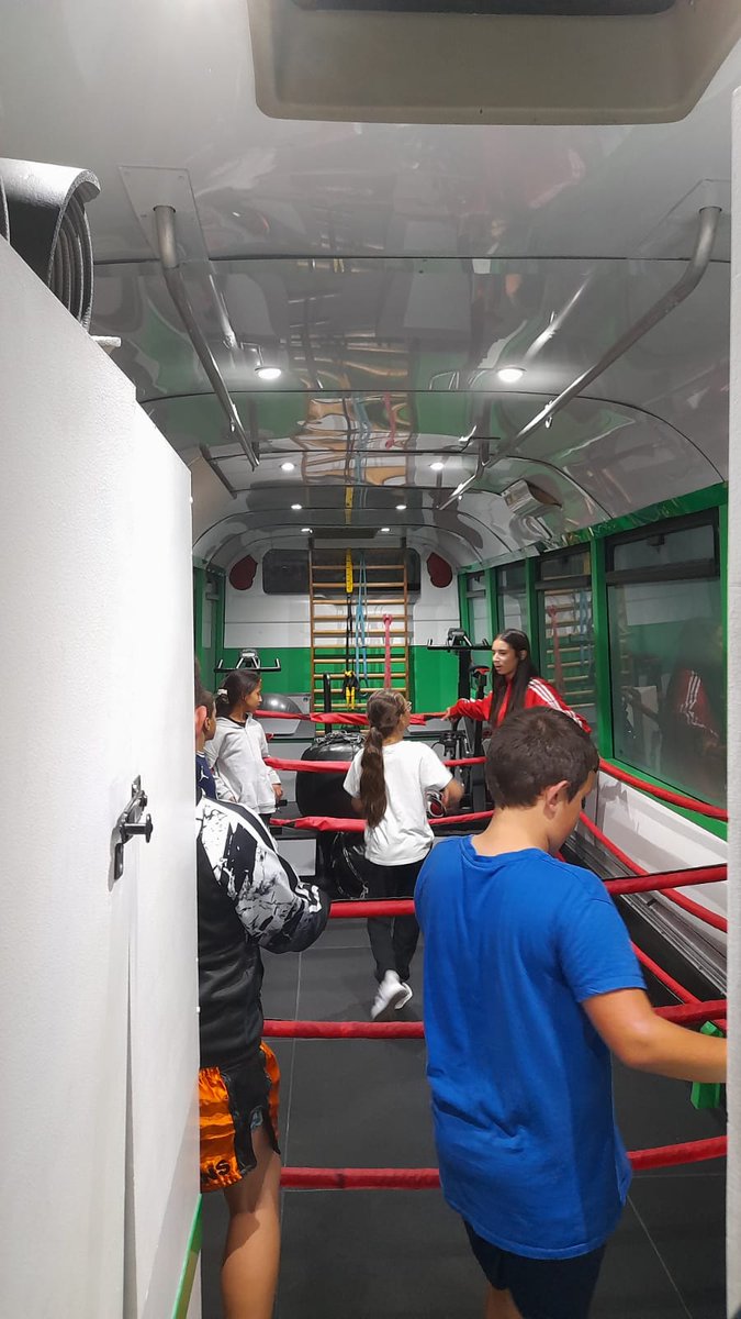 AvenirdesCites's tweet photo. 🔴Le Bus Boxe Santé Plus présent cette semaine auprés des jeunes du quartier fosse 3 qui sont toujours plus nombreux à vouloir participer aux séances proposées par @AvenirdesCites 
👉Des ados qui reprennent goût au sport grace aux conseils du coach Mohamed 
#TFPB @maisonsetcites https://t.co/EyjsUv76L7