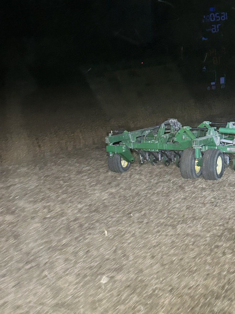 farmboy8400's tweet image. Caught up to the combines…
Good thing I got the go ahead from @WheatPete on the word to just keep on planting through the standing beans 👍🏻
Thanks Pete!!!
#plant23 #interseeding #wheat #AgTwitter #ontag