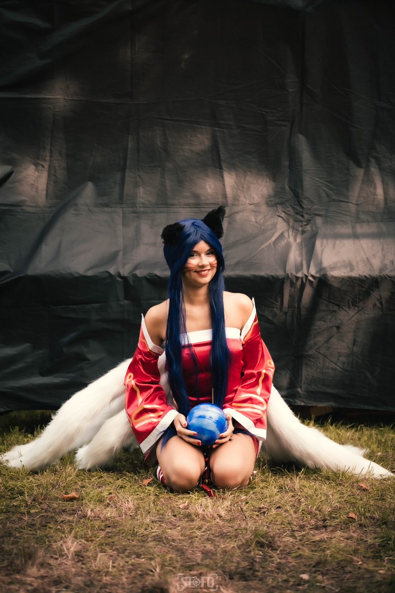 SteFo_01's tweet photo. Phostooting with  Ahri 
(Please follow this beautiful girl for more content)

#cosplay #cosplayer #cosplayergirl #costume #Ahri #lol #LeagueOfLegends #leagueoflegeds #LeagueOfLegendsArt #LeagueOfLegendsFanArt #beautiful #beautifulgirl https://t.co/aJuFXl2LJd