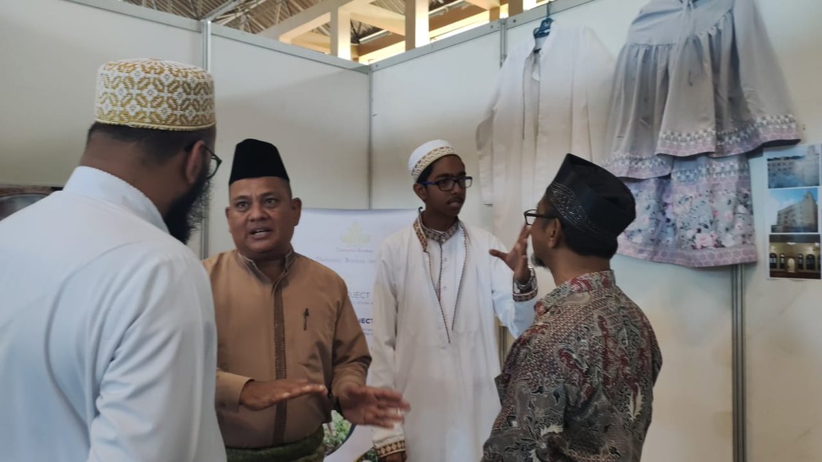Bohras_FarEast's tweet photo. To celebrate #internationalpeaceday, @Dawoodi_Bohras  in #Colombo displayed their #cultural attire, #books and more at a convention organised by the office of National Unity and Reconciliation of the Ministry of Justice, Prison Affairs and Constitutional Reforms. https://t.co/MJw4U8jrIX