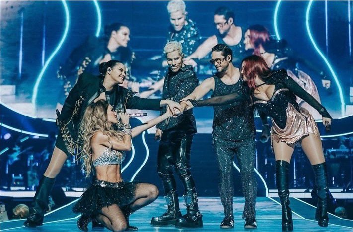 DulceMaria's tweet photo. Hoy hace 19 años nació #Rebelde y #RBD un proyecto lleno de sueños y caminos diferentes que al final traspasó la pantalla y las fronteras ❤️🙏🏻🙌🏼 RBD no somos 6 , ni 5 , ni 4 ,ni 3 ni 2 ni 1 … RBD existe gracias a ustedes que lo han mantenido vivo en sus corazones , llevando nuestra música , nuestras historias, nuestras personalidades tan diferentes que permitieron que existiera. RBD son todos los que han ayudado a construir esta historia ! RBD son ustedes ❤️🙏🏻🙌🏼🥹! Y gracias por no parar de soñar hoy estamos después de 15 años juntos en el escenario para cerrar este ciclo sabiendo que nunca terminará , porque RBD dejará de existir hasta que el último corazón Rebelde deje de latir ❤️‍🔥🥹❤️☮️♾️⭐️⚡️🌈🌙Feliz #DiamundialdeRBD