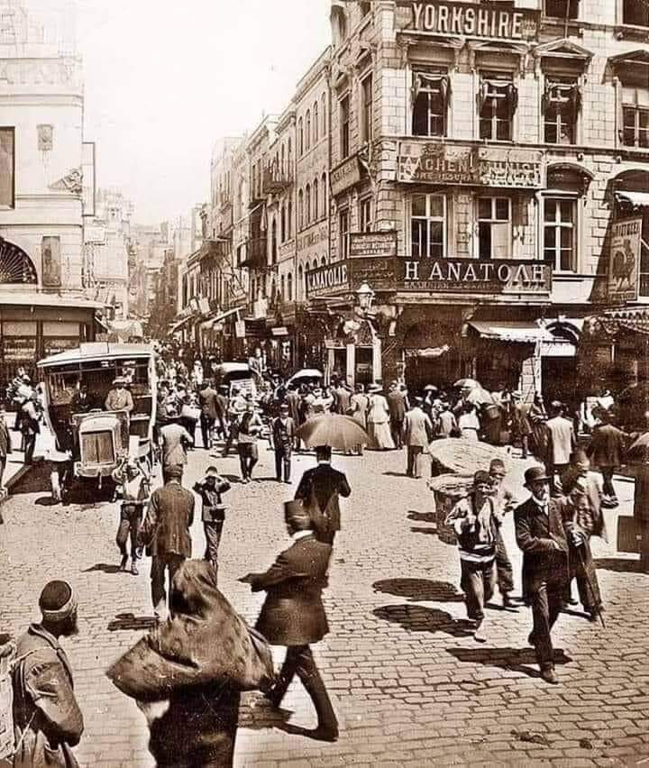 Fotoğraf Karaköy'dür 117 yıl önce çekilmiş. Fotoğrafta Türk arıyorsanız hamallara bakınız...

Kendi ülkesinin "Kurucu Babasına" hakaret edenlere her ülkede hain denir..!
Konstantinopolis denilen şehri kim fethetti..?
-Osmanlı Padişahı Fatih Sultan Mehmet..!
Bir Padişahın