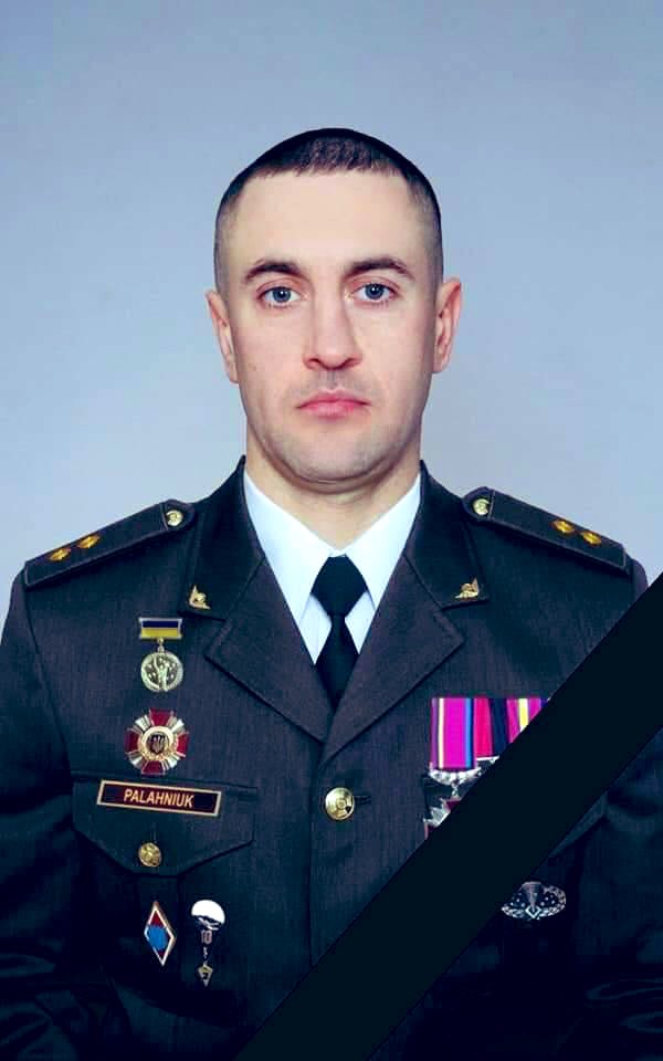 Доля вберегла його в Іловайську й ДАПі.
Захищаючи Харківщину, він загинув…
ОЛЕКСАНДР ПАЛАГНЮК,  старший лейтенант, заступник командира роти, інструктор з повітрянодесантної підготовки.

Вічна пам’ять !