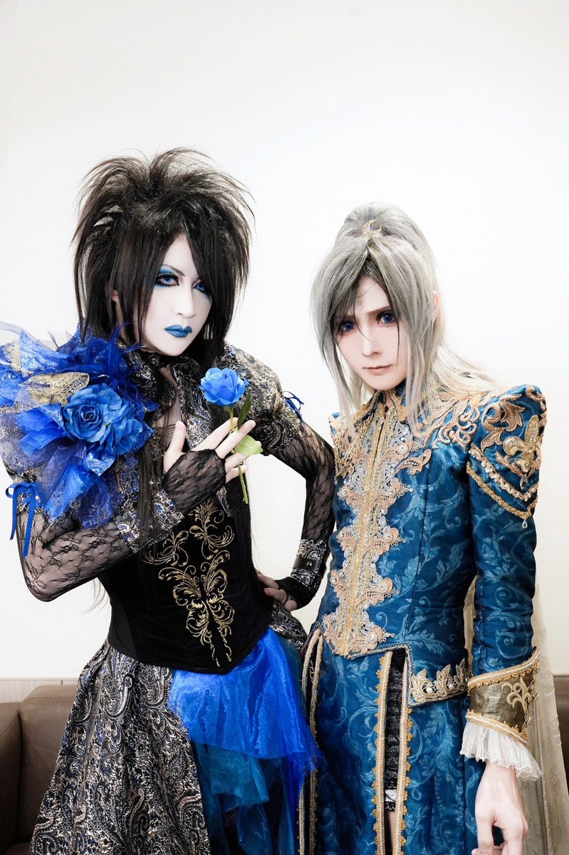 TERUofficial's tweet photo. Mana様とツーショット撮っていただきました！(。・_・。)/🌹

Japanese Visual Metal Tourありがとうございました！！
ご一緒できて嬉しかったです！！！！🌹🌹🌹

#MoidixMois
#Versailles https://t.co/CI7rw39I0o
