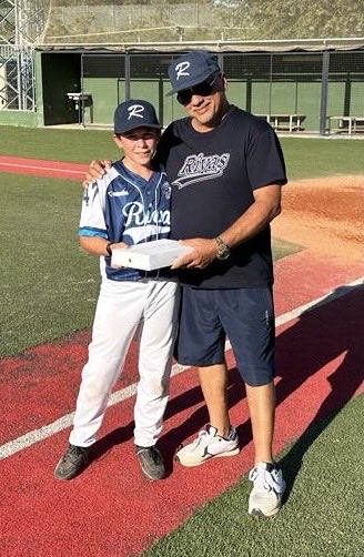 ⁦Luis Oliva, gerente de Oliva Tecnica, hace entrega de un ipad que se sorteo para patrocinar al CBS Rivas sub13 en el pasado campeonato de España en Barcelona ⁦<a href="/LuisOli14416211/">Luis Oliva</a>⁩