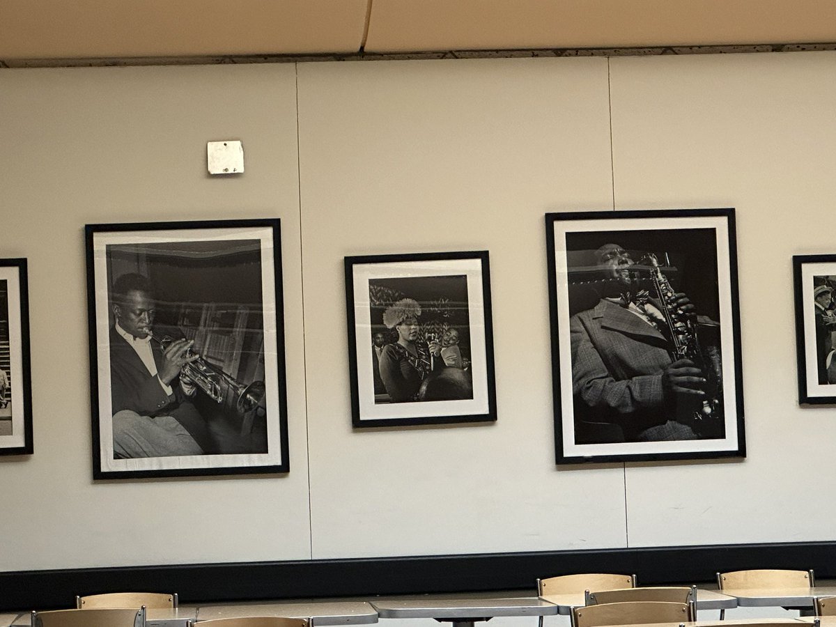 CirdecSongs's tweet image. Two hours until flight time. There’s a little eatery directly across from my gate. I sat down to nosh and found Miles, Lady Day, and Bird playing for me. I’m taking it as a good sign for the weekend. #progstock