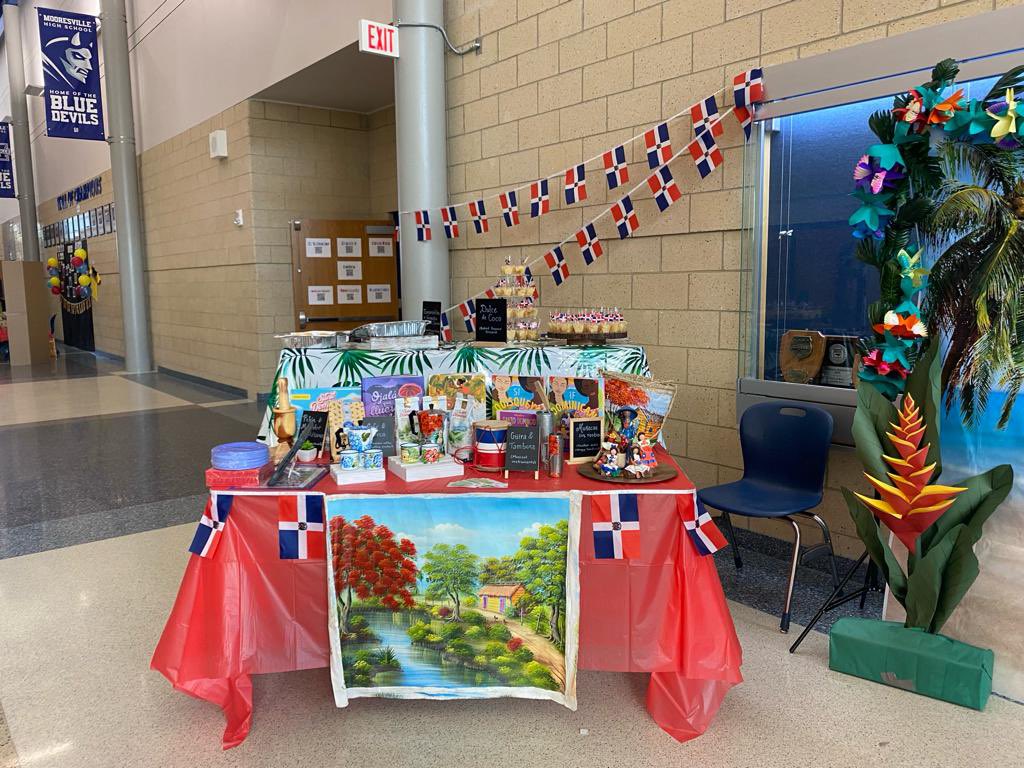 Hispanic Heritage Night was a success! 🇩🇴🇪🇨🇨🇱🇲🇽🇦🇷🇨🇴🇵🇪 Thank you @mgsdschools families and staff for supporting diversity and the power of bilingualism!! 💙⭐️ #wearemooresville #mgsdschools #mooresvillenc #dualimmersion #hispanicheritagemonth