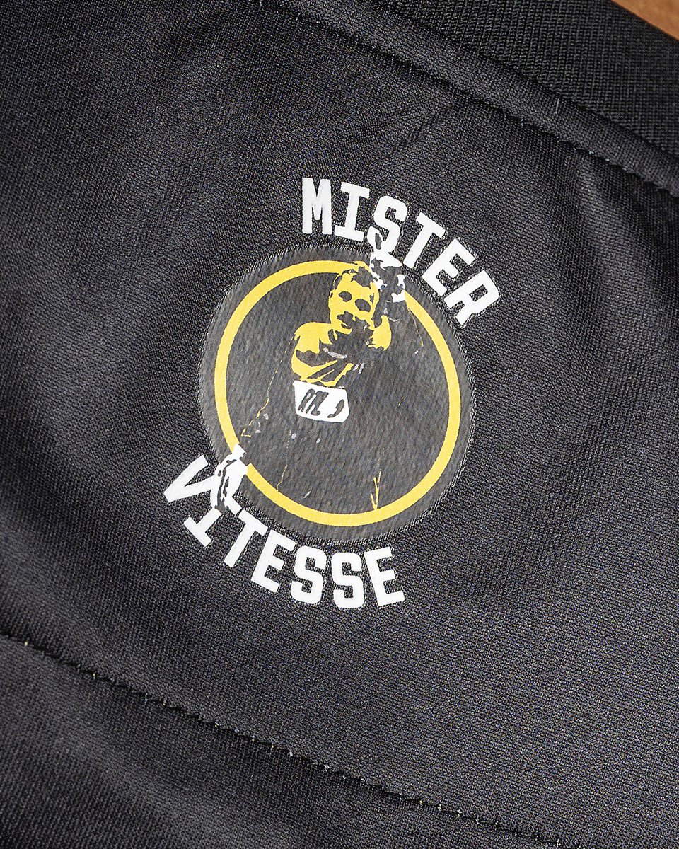 𝗗𝗘𝗧𝗔𝗜𝗟𝗦 👀 ✍️ Handtekening Theo Bos op de mouw 🧤 Mister Vitesse had een keer de handschoenen aan 🙏 Eerbetoon #Vitesse