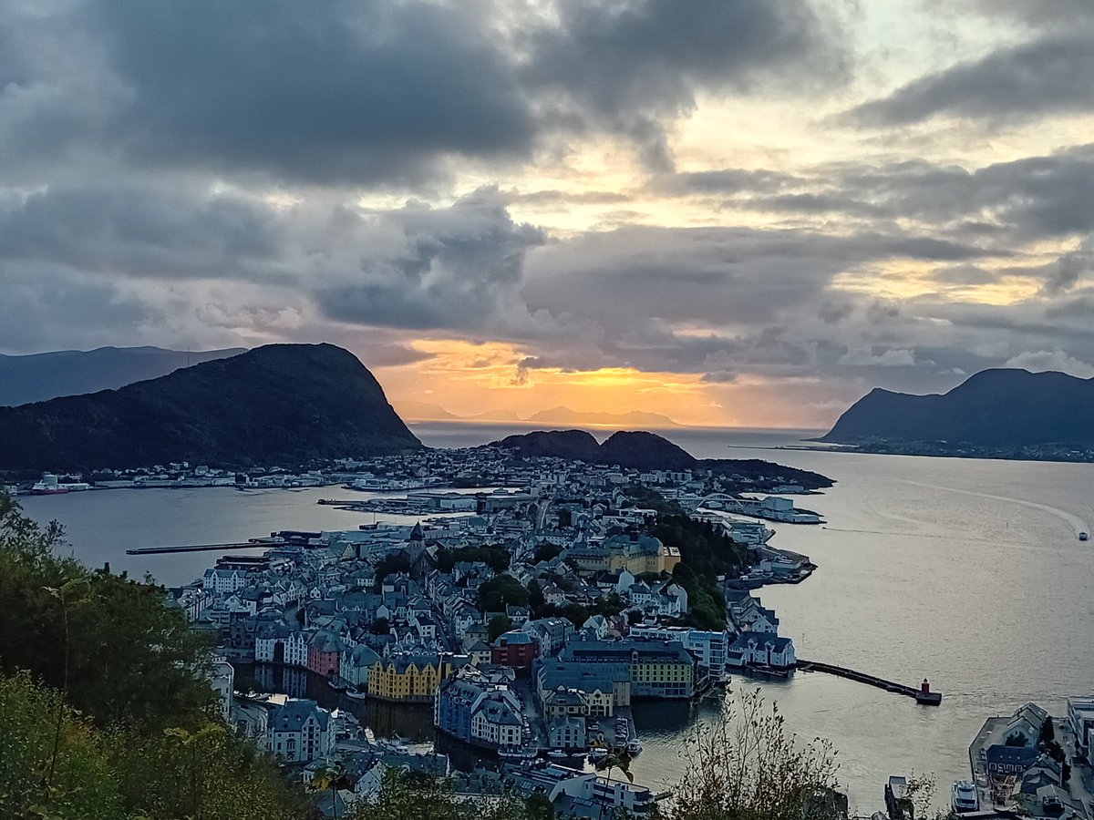 Norwegen, du Angeberin ❤️

Ålesund hat ordentlich vorgelegt, weiter geht's nach Molde 🚍

#MOLB04
#stärkeBayer