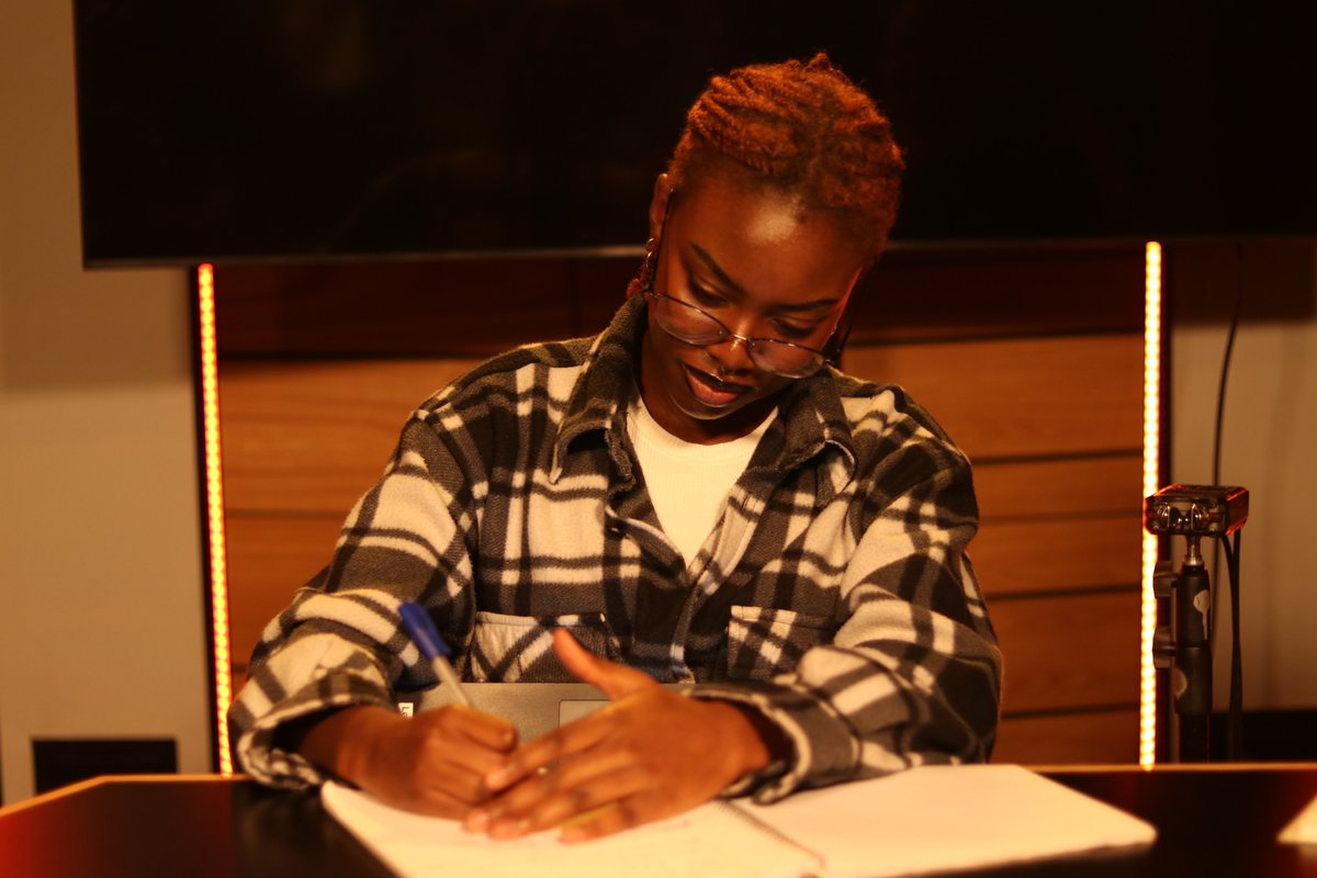 solgeneration_'s tweet photo. Right now, our artists are in the creative zone, exploring the art of lyrics and melodies with @Bensoulmusic! Witness the birth of musical masterpieces in real time. #IgniteCultureEA #Pressplay #CreativeLyrics #MelodicMagic https://t.co/REZyaIIvuH