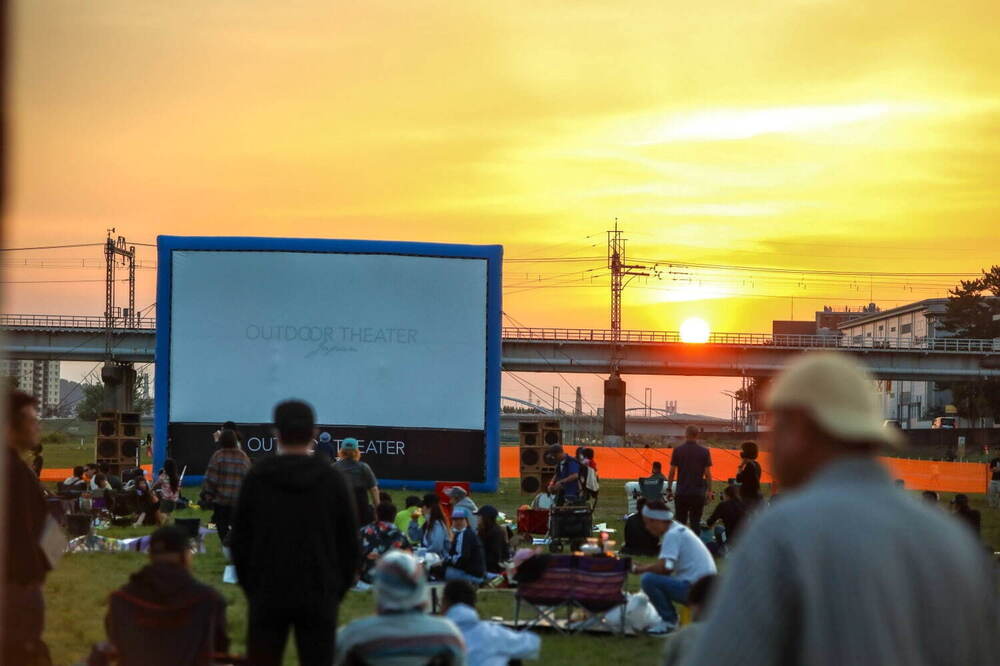 『花束みたいな恋をした』を多摩川河川敷で - 聖地巡礼型の無料野外映画イベント、フードや雑貨も - fashion-press.net/news/109938