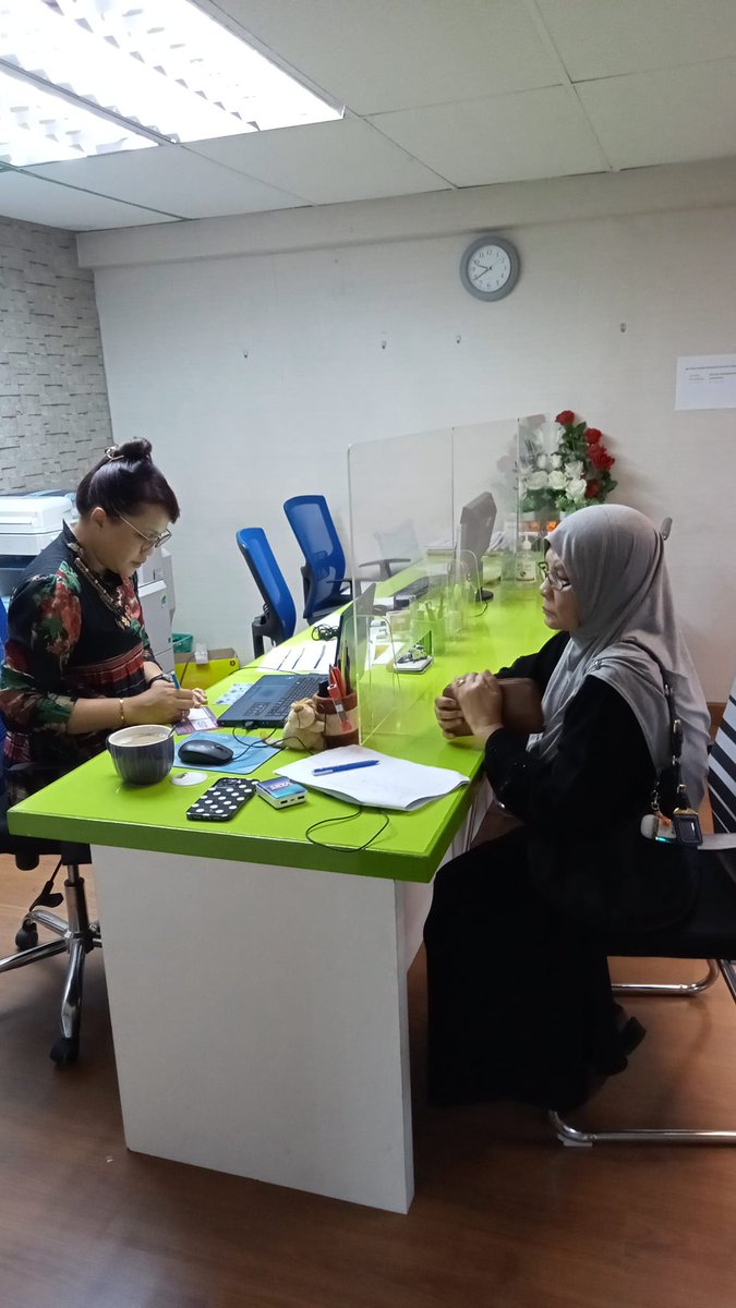 Kamri_BA's tweet photo. Sekitar urusan di kaunter perkhidmatan Pusat Khidmat Masyarakat DUN Bukit Antarabangsa semalam.

Kami mengalu alukan kedatangan penduduk yang ingin membuat permohonan SMUE/SMIS dan juga yang ingin bertanya tentang skim skim lain yang ditawarkan oleh Kerajaan Negeri Selangor. https://t.co/cpiyBgRVf7