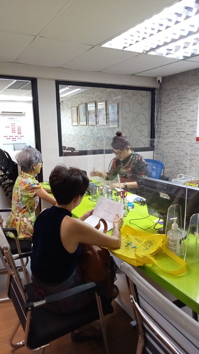 Kamri_BA's tweet photo. Sekitar urusan di kaunter perkhidmatan Pusat Khidmat Masyarakat DUN Bukit Antarabangsa semalam.

Kami mengalu alukan kedatangan penduduk yang ingin membuat permohonan SMUE/SMIS dan juga yang ingin bertanya tentang skim skim lain yang ditawarkan oleh Kerajaan Negeri Selangor. https://t.co/cpiyBgRVf7