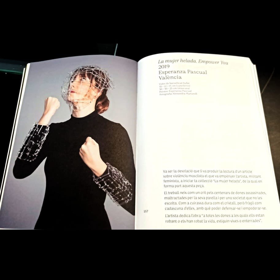 Orgullosa de ver la obra "La mujer helada" en la exposición DONES X DISSENY X DONES en el <a href="/dissenyhub/">Disseny Hub Barcelona</a>, orgullosa de haber tenido el provilegio de vestir dicha pieza, pero más orgullosa aún de su creadora, Esperanza Pascual, artista, guerrera y sobre todo, amiga. Que gran eres 💜