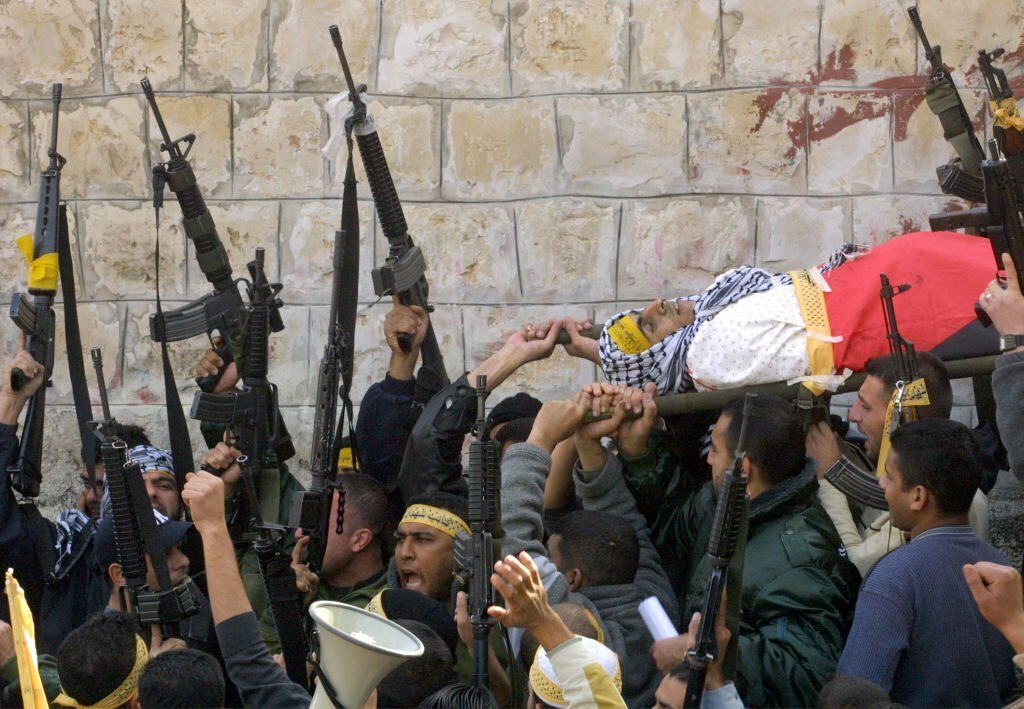 PalestinianPic's tweet photo. عشرات المقاتلين الفلسطينيين يشيعون جثمان الشهيد رائد الكرمي، قائد كتائب شهداء الأقصى في طولكرم، الذي ارتقى إثر عملية اغتيال نفذها جيش الاحتلال أمس باستخدام عبوة ناسفة. 

📷 David Silverman
🗓️ 2002 https://t.co/m9XQ5TBguz
