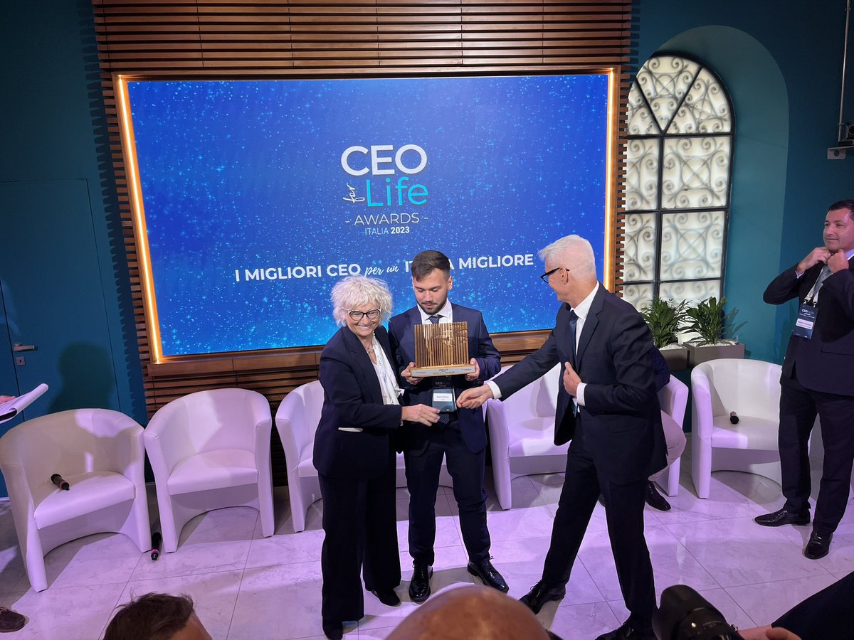 Oggi abbiamo ricevuto il CEOforLife Award per il nostro impegno per la sostenibilità ambientale. 

Premiato il progetto per raggiungere il Net-Zero lungo tutta la nostra catena del valore entro il 2030. Proud! 

 <a href="/IT_CEOforLIFE/">CEOforLIFE</a> <a href="/SAPItalia/">SAP Italia</a> <a href="/CarlaMasperi/">Carla Masperi</a>