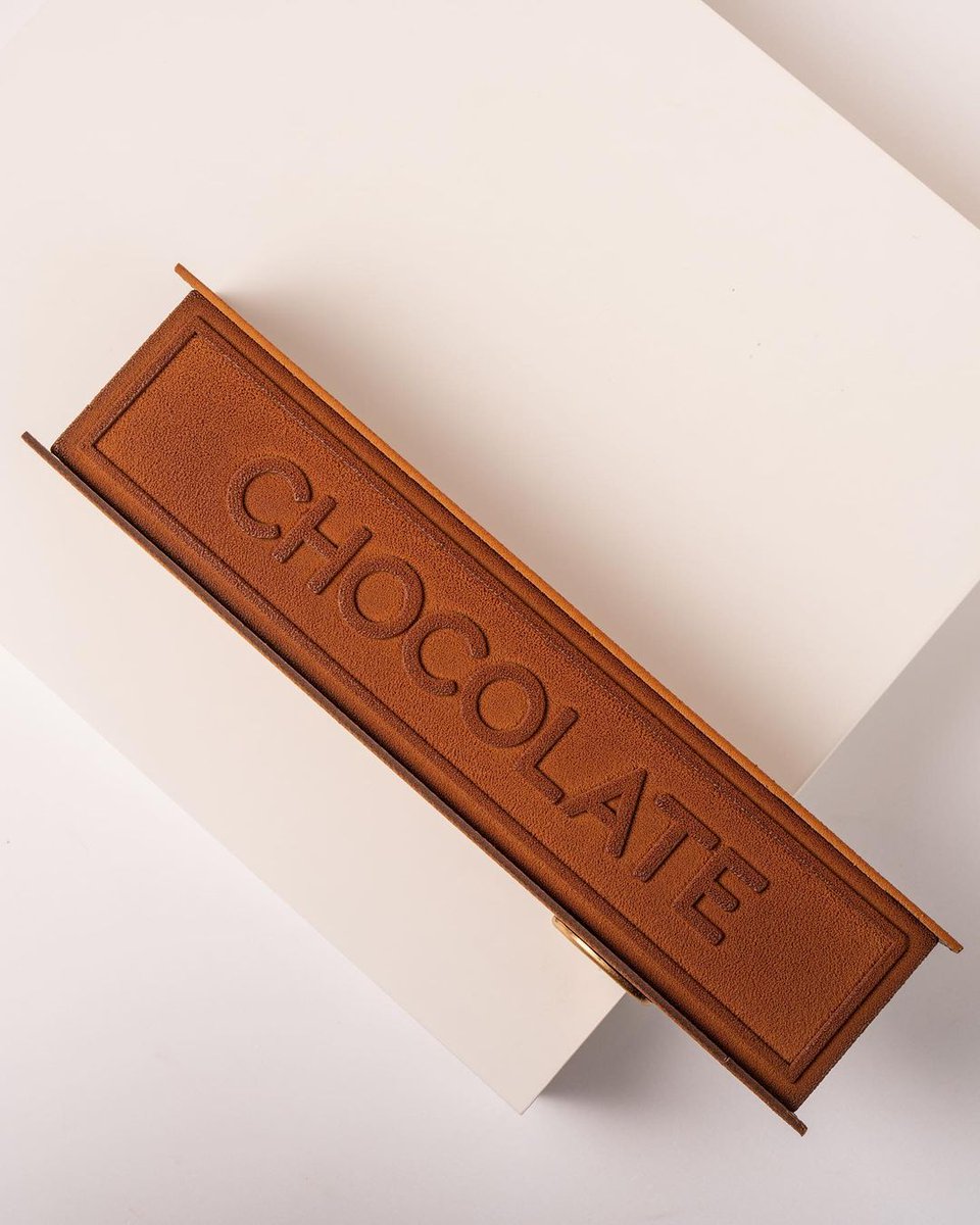 Today is National Chocolate Day in the 🇺🇸
This Chocolate bar by @lamjarred_yassine is 
Using our Extra-Bitter Guayaquil 64% dark chocolate couverture for the crème brûlée,  cremeux and mousse.
#ExpressYourTrueNature #CacaoBarry #chocolatelove #Pastrychefs #nationalchocolateday