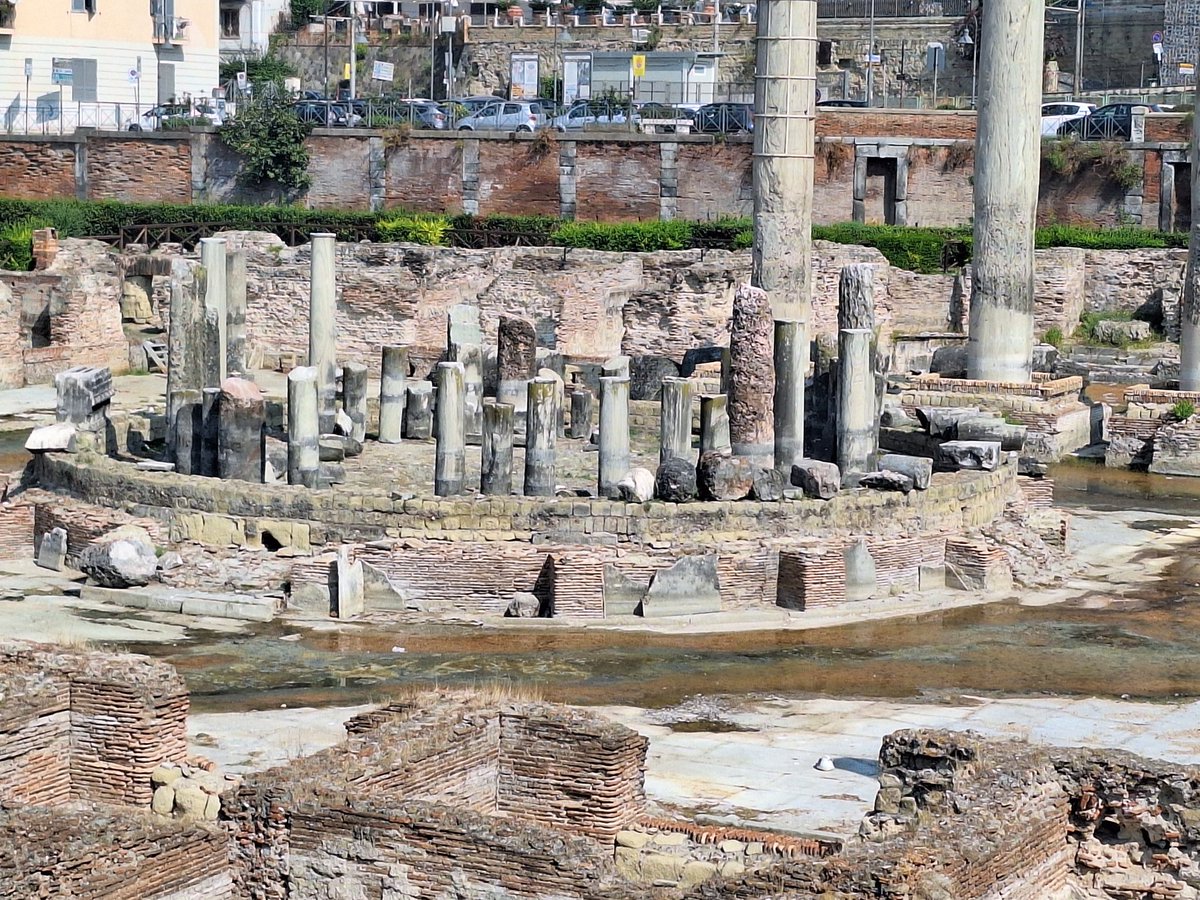 dar8_02's tweet photo. Serapis Temple, a Roman market flooded periodically by the Sea https://t.co/YXZkvkmWQC