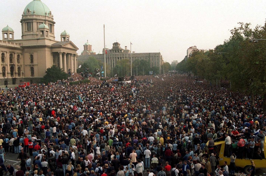 CRTArs's tweet image. 5. oktobra 2000. građani su branili svoju izbornu volju. 

I 23 godine kasnije borimo se za slobodne i poštene izbore. Nemamo luksuz da se umorimo.