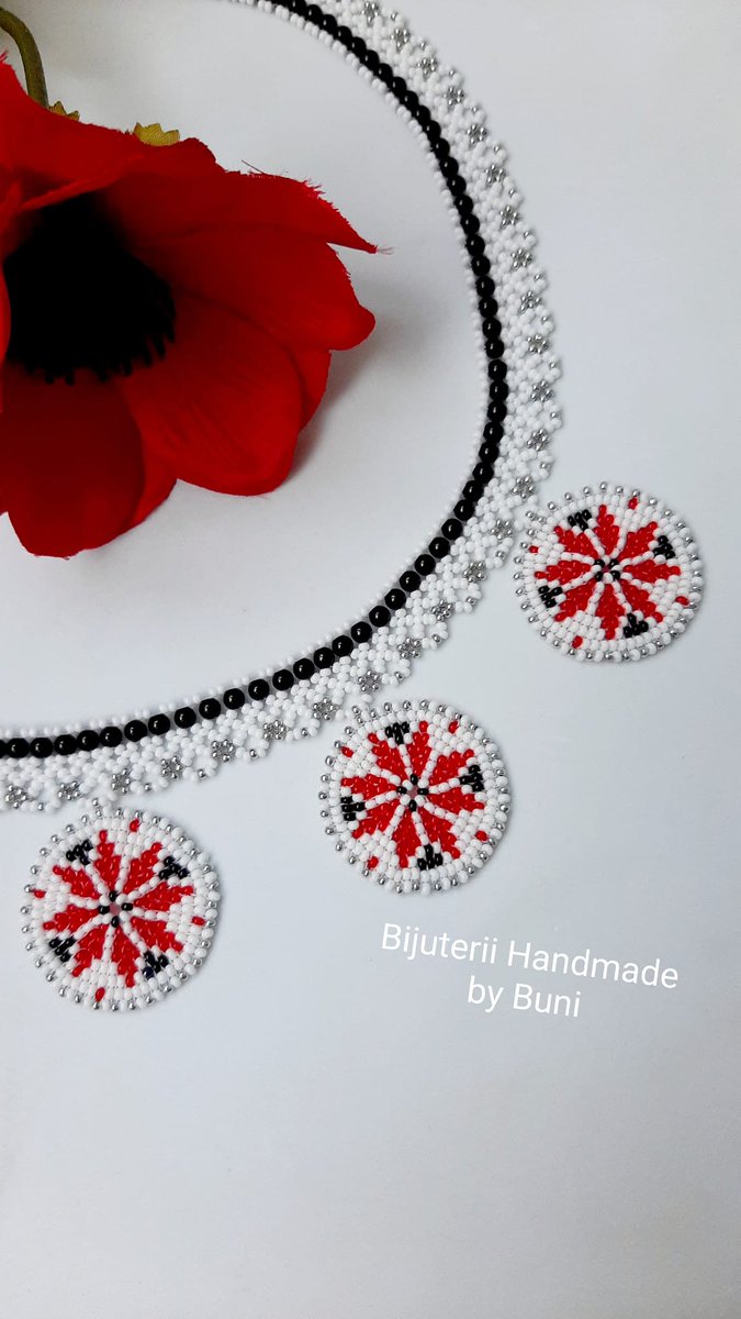 Learn the art of creating beaded mandalas in this tutorial inspired by traditional 'Lucky Star' earrings! 🌟 #handmadebybuni, #jewelrytutorial #beadedearrings, #squarestitchcircular Watch the tutorial here: youtu.be/qlsJN5thGpk?si… 📿