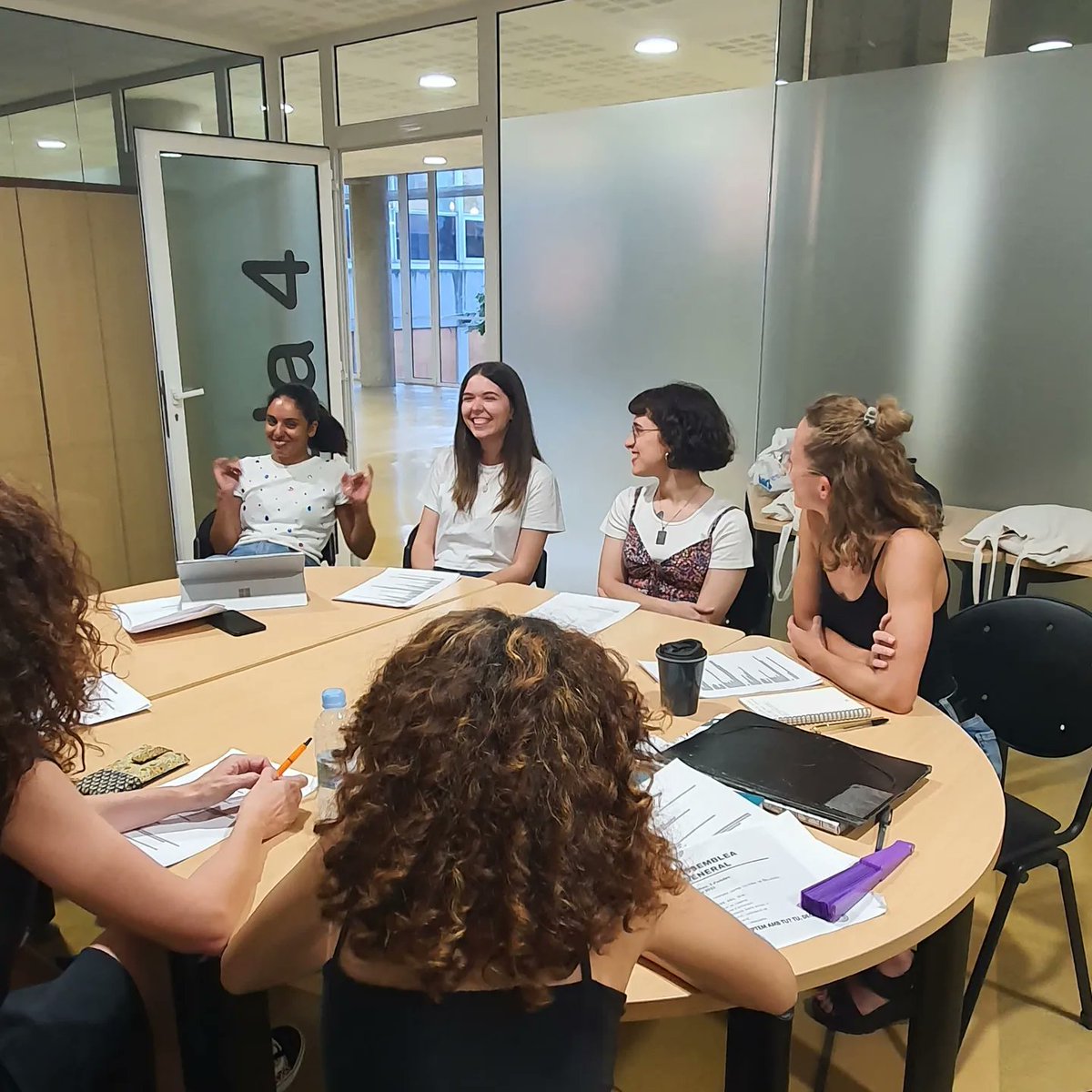 Mirall vol presentar la nova junta de l'associació, formada per Kawtar Sabir (Presidenta), Laura Lara (Vicepresidenta), Verónica Aguilera (Secretaria) i Marta Castillo (Tresorera). Agraïr profundament la benvinguda i el treball realitzat a la junta sortint. Seguim! 💜✊