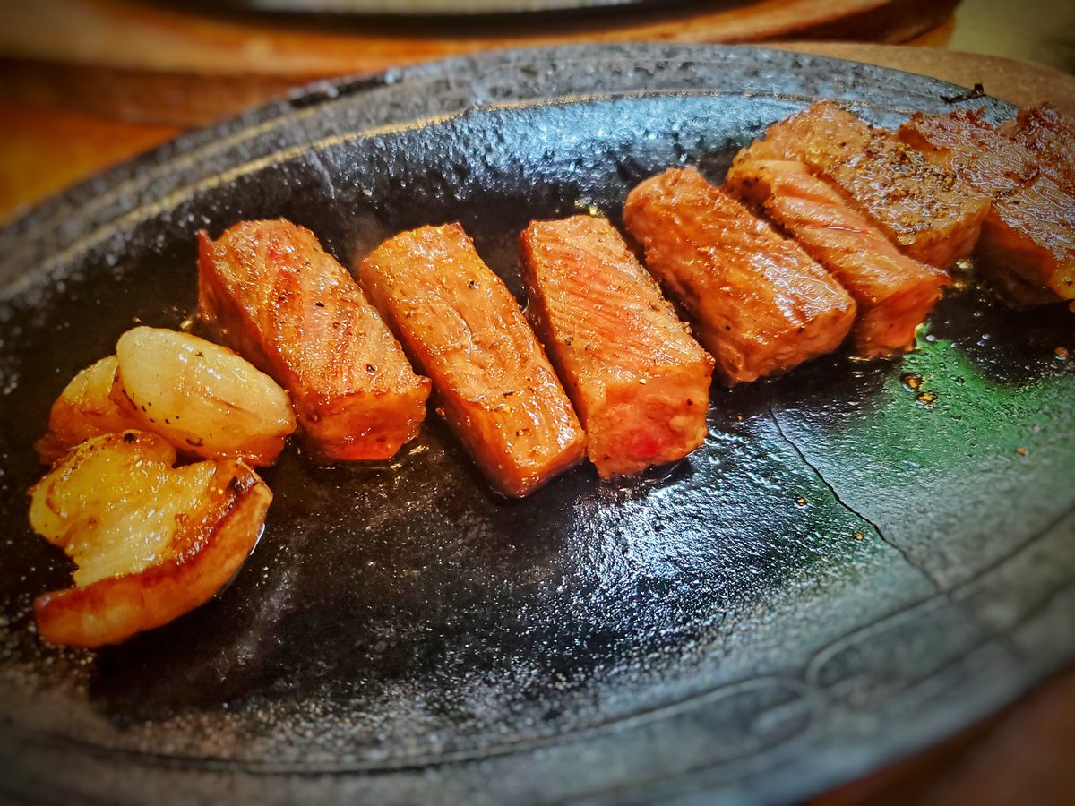 bigdada1011's tweet photo. 今日の夕飯🍚
本日の1食目は...肉肉肉🔥🔥
久しぶりの鉄板焼屋！にんにく村
いやぁ旨いね😋
腹パンパン過ぎて...押忍。 https://t.co/O36Afb9x7z