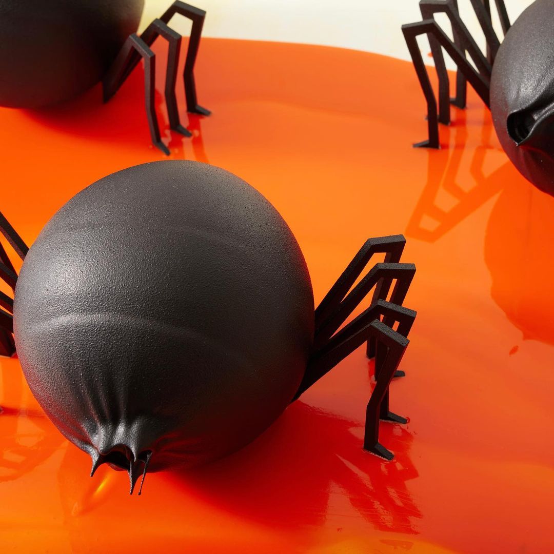𝐇𝐀𝐏𝐏𝐘 𝐇𝐀𝐋𝐋𝐎𝐖𝐄𝐄𝐍 🎃
Spooktacular creations by Dimitri Fayard!
>Which one is your favorite, leave a comment below:
#1 🖤
#2 👻
#3 🕸️

#ExpressYourTrueNature #CacaoBarry #Halloweencreations #halloweenchocolates