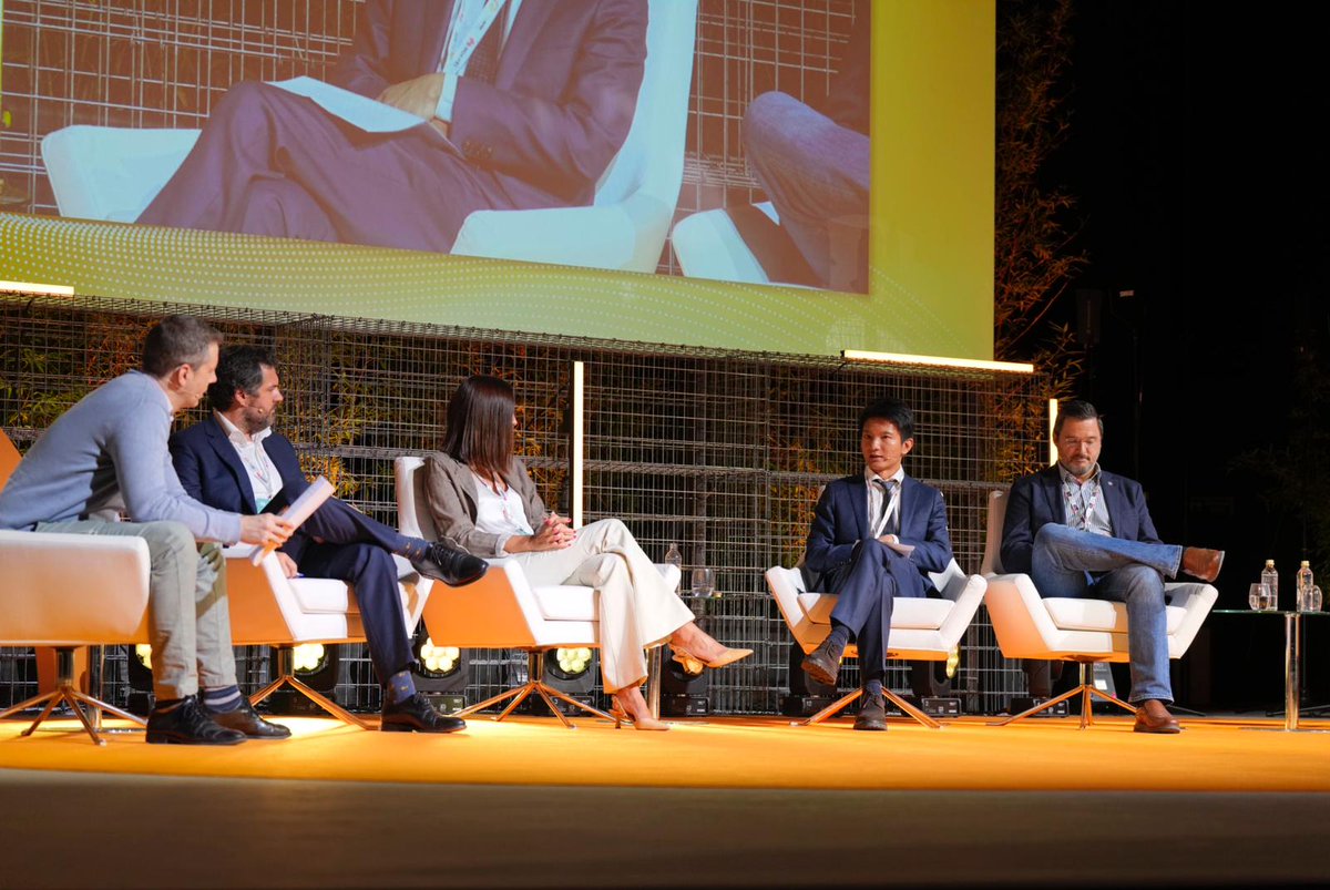 UNEFotovoltaica's tweet photo. 🟠#ForoSolar2023 I

➡️Impulso #AutoconsumoColectivo:

🔸Julieta Maresca,@Repsol: "Existe la necesidad colectiva de integrar nuevos modelos de negocio y  tecnologías alrededor de la energía solar que permiten democratizar el acceso a la energía mediante el ahorro y la eficiencia." https://t.co/t0fSwlYPW3