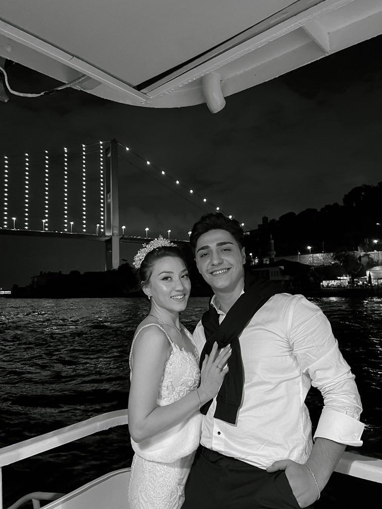 sezerhappy's tweet photo. Ne ay geceden ayrıldı, ne de biz birbirimizden🤍 https://t.co/6eINLKSXPT