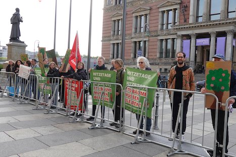 Grüner Kiez Pankow heute (05.10.23) vor dem Angeordnetenhaus.
Rg Bürgermeister K. Wegner kam nicht zur Übernahme der Unterschriftenliste.