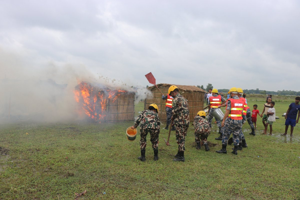 NepaliArmyHQ's tweet image. सुनसरी जिल्ला विपद् व्यवस्थापन समिति लगायतका सरोकारवालासँगको सहकार्यमा कृष्णदल गणले आश्विन १७ गते कोशी-४ मा बाढी, भुकम्प र आगलागीमा आधारित Simulation Exercise सञ्चालन गरेको छ ।
#NepaliArmy #SimulationExercise #KrishnadalBn