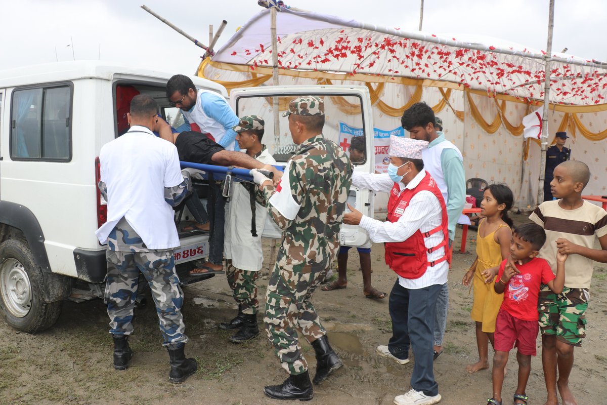 NepaliArmyHQ's tweet image. सुनसरी जिल्ला विपद् व्यवस्थापन समिति लगायतका सरोकारवालासँगको सहकार्यमा कृष्णदल गणले आश्विन १७ गते कोशी-४ मा बाढी, भुकम्प र आगलागीमा आधारित Simulation Exercise सञ्चालन गरेको छ ।
#NepaliArmy #SimulationExercise #KrishnadalBn